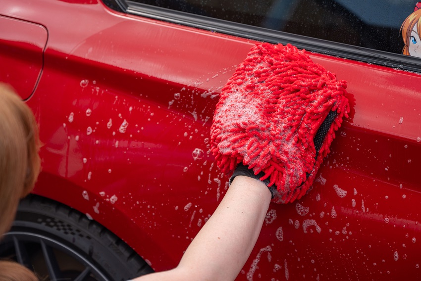 autoglym wash mitt in use